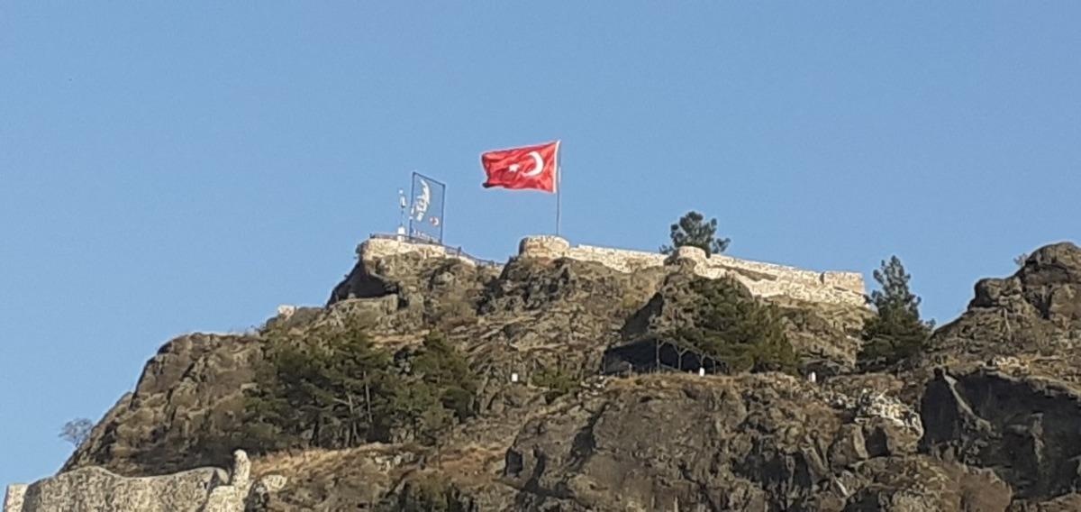 Kandiber Kalesi&rsquo;nde yırtılan bayrak değişti