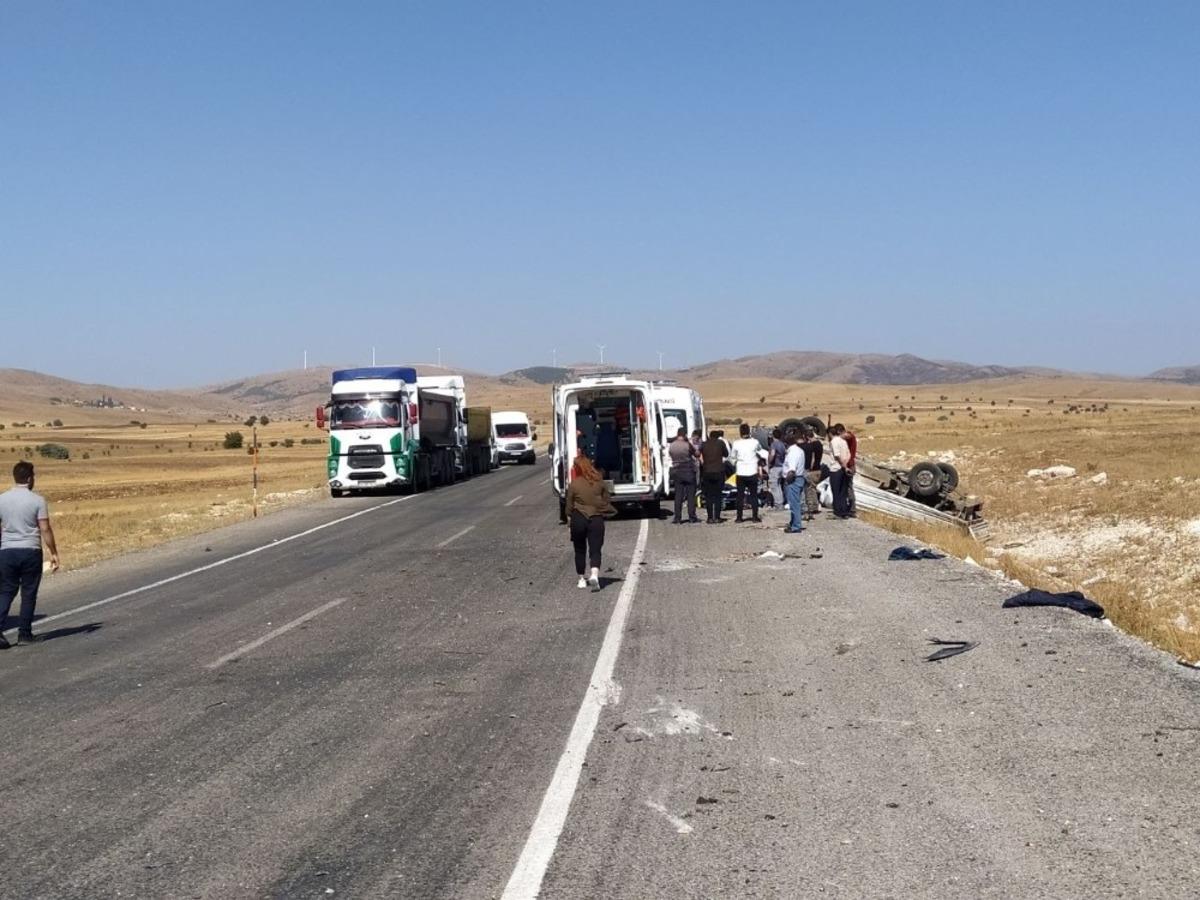 Yoldan &ccedil;ıkan kamyon devrildi, 1 &ouml;l&uuml; 1 yaralı