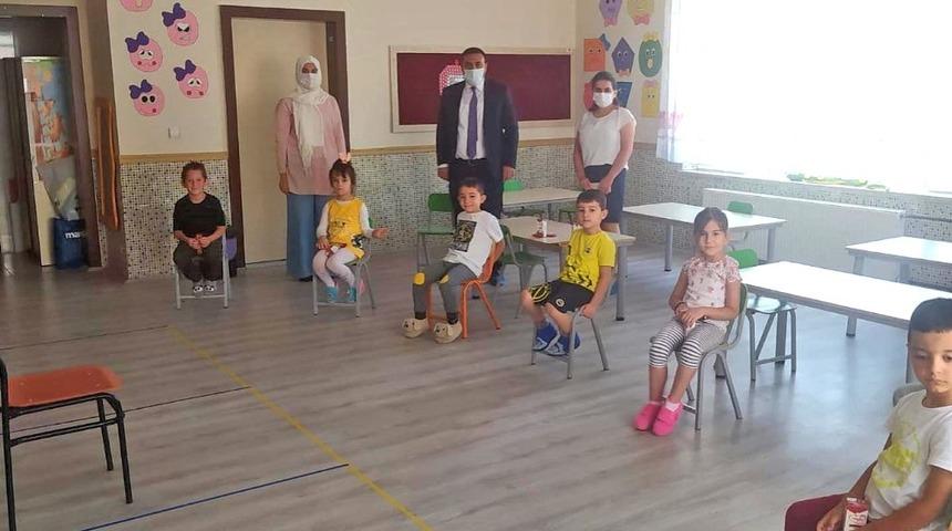 Hakanoğlun&rsquo;dan minik &ouml;ğrencilere ziyaret