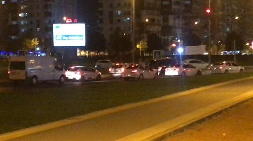 Diyarbakır&rsquo;da yasaklara rağmen tehlikeli d&uuml;ğ&uuml;n konvoyu