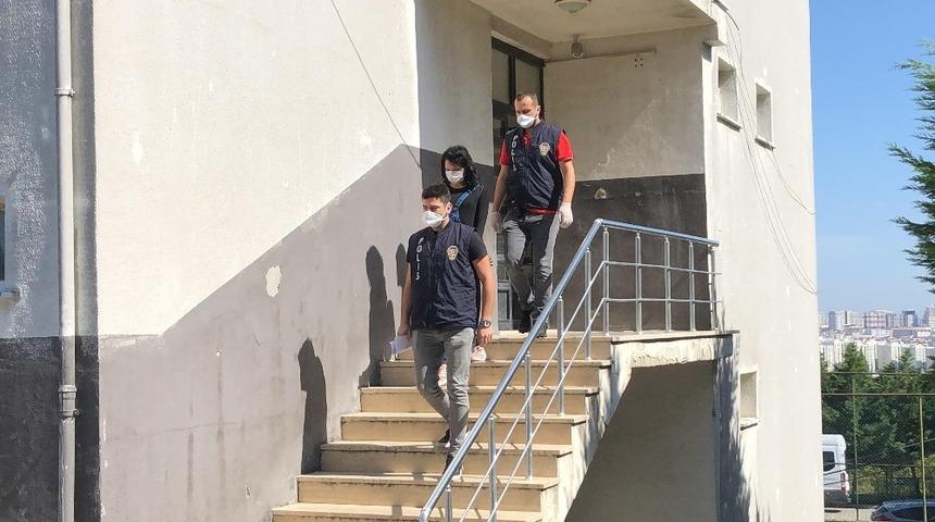 Gen&ccedil; kız, ablasının kayınbiraderini bı&ccedil;akladı