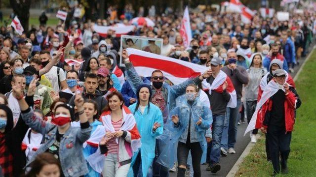 Seçimden beri devam eden protesto gösterilerine geçen hafta sonu da onbinlerce kişi katıldı