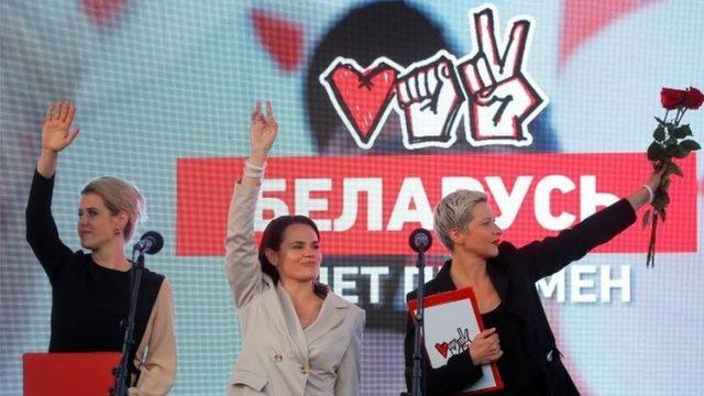 Svetlana Tikanovskaya (ortada) seçimlerde Veronkia Tsepkalo (solda) and Maria Kolesnikova ile ittifak yapmıştı