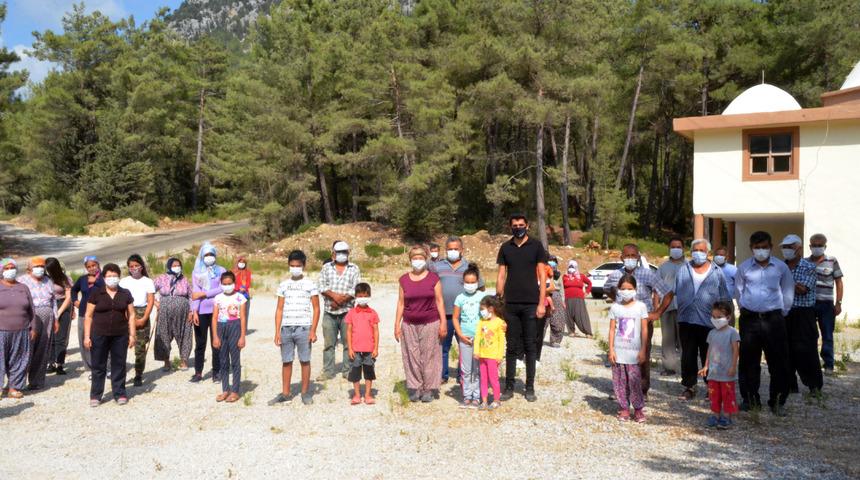 Cep telefonu çekmeyen, interneti olmayan mahalle halkı isyan etti