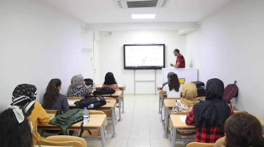 Haliliye&rsquo;nin eğitime desteği s&uuml;r&uuml;yor