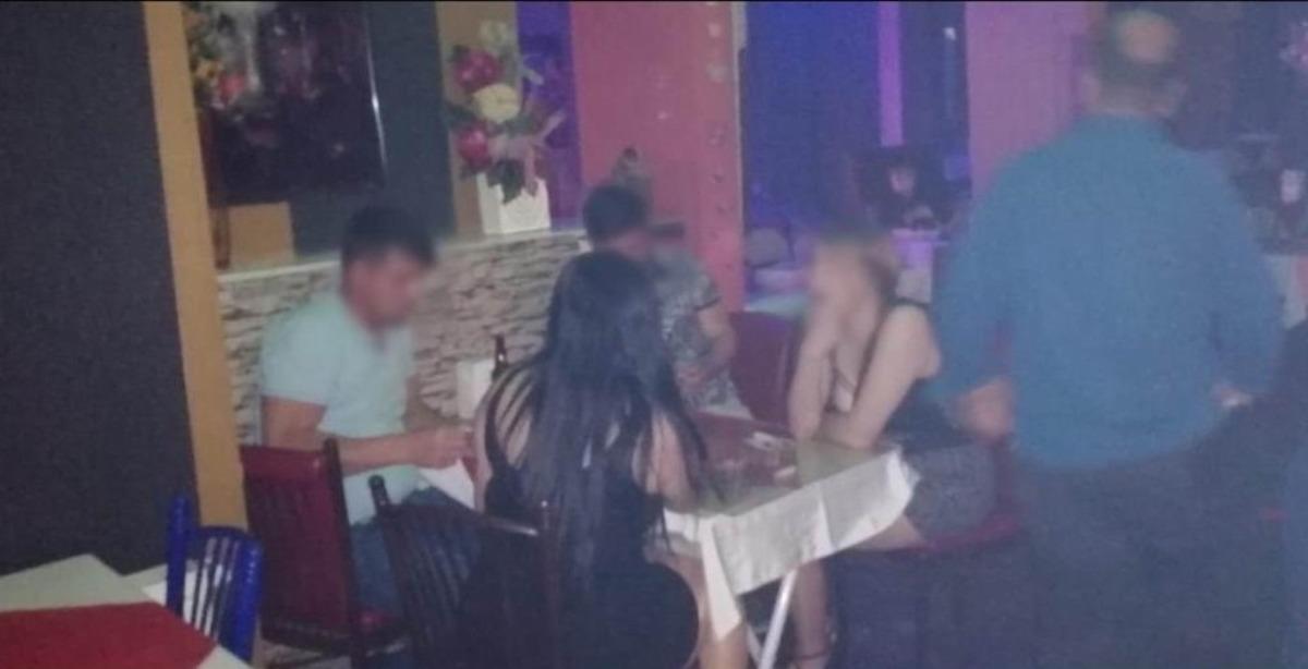 Denizli&rsquo;de alkoll&uuml; mekanda 18 yaşından k&uuml;&ccedil;&uuml;k 2 m&uuml;şteri yakalandı