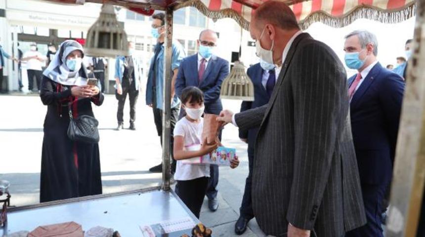 Cumhurbaşkanı Erdoğan, Beşiktaş'ta kestaneciye uğradı 