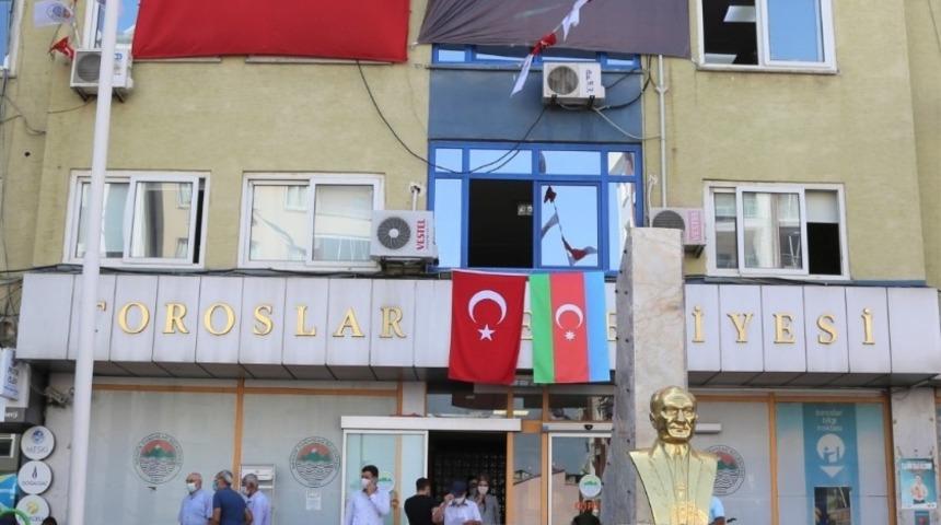Toroslar Belediyesi&rsquo;nden Azerbaycan&rsquo;a bayraklı destek