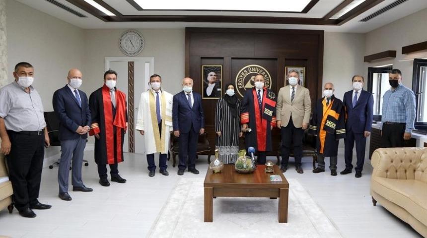 İsmail Emrah Karayel doktor unvanını aldı