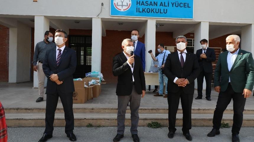 Başkan Şayir&rsquo;den &ouml;ğrencilere kırtasiye yardımı