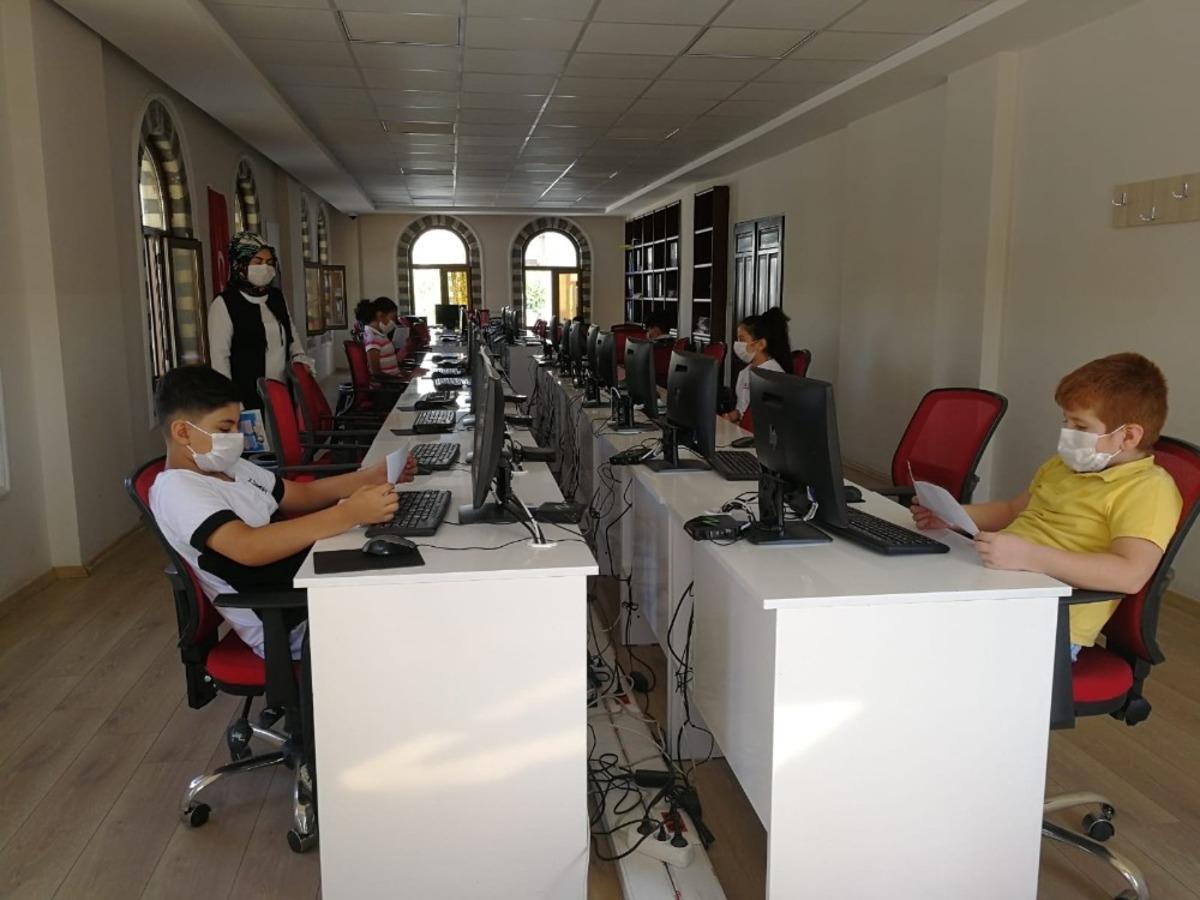 Bilgi Evi&rsquo;nden &ouml;ğrenci ve velilere oryantasyon eğitimi