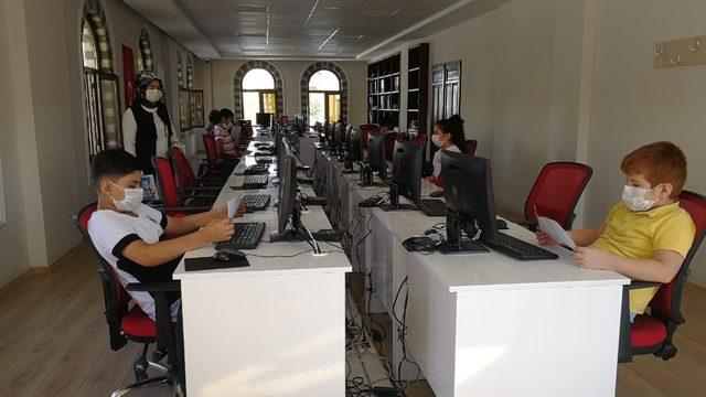 Bilgi Evi’nden öğrenci ve velilere oryantasyon eğitimi