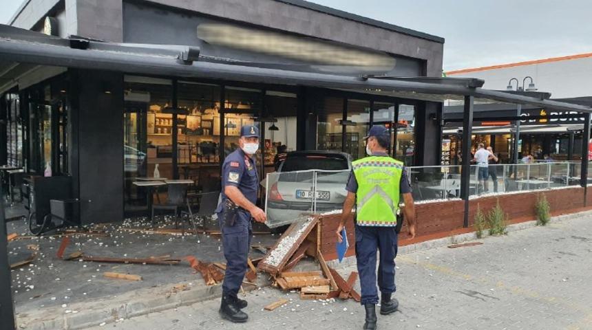 Fren yerine gaza bastı ortalık karıştı! Balıkesir'de ehliyetsiz s&uuml;r&uuml;c&uuml; kahveciye daldı