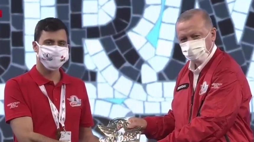 ISUB&Uuml;&rsquo;l&uuml; &ouml;ğrenciler &ouml;d&uuml;llerini Cumhurbaşkanı Erdoğan&rsquo;ın elinden aldı