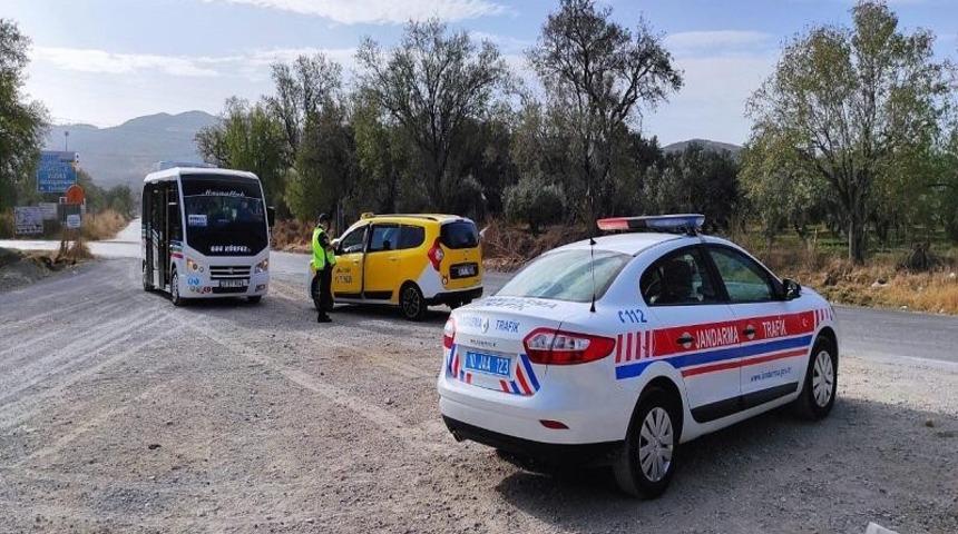 Jandarma uygulamasında 12 silah ve 1 &ccedil;alıntı ara&ccedil; yakaladı