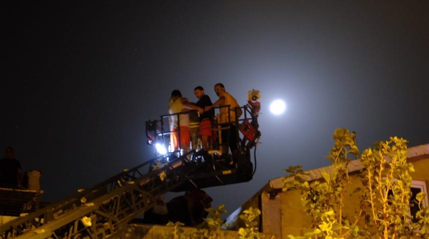 Kadıköy'de korkutan yangın! 3 bebek ve 20 kişi itfaiye tarafından kurtarıldı