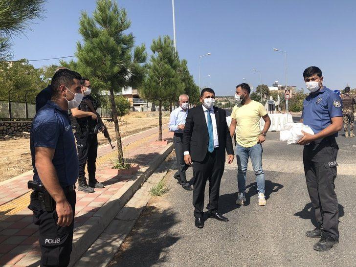 Kaymakam Kılınç güvenlik güçlerine maske dağıttı G1