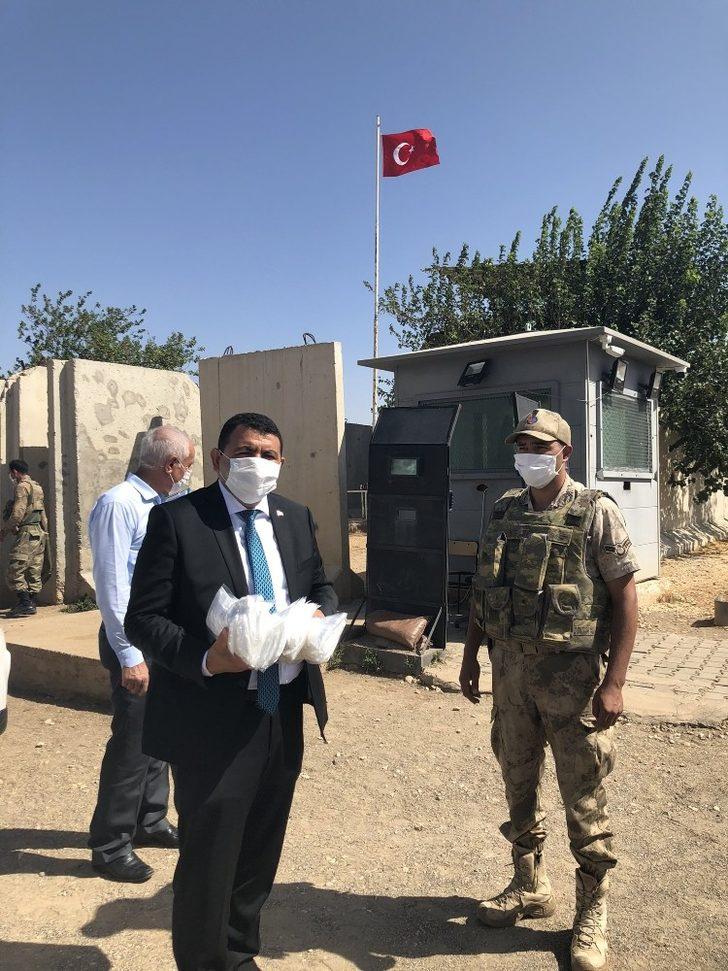 Kaymakam Kılınç güvenlik güçlerine maske dağıttı G2