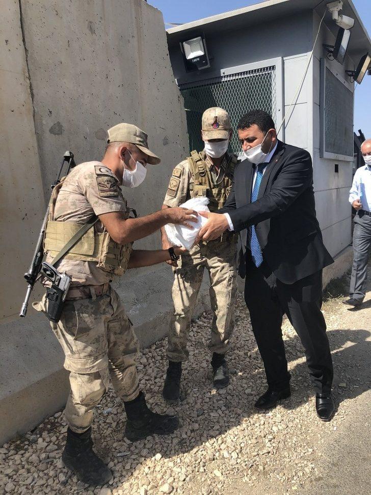 Kaymakam Kılınç güvenlik güçlerine maske dağıttı G4