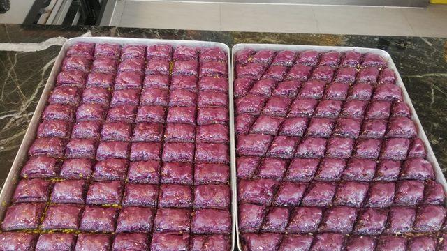 Mor baklavaya ilgi arttı! Rengini bakın neyden alıyor