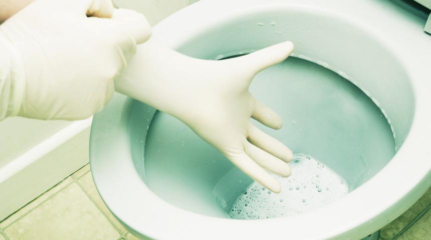 Klozetteki kireci k&ouml;k&uuml;nden s&ouml;k&uuml;yor! Sirke ve kola ile...