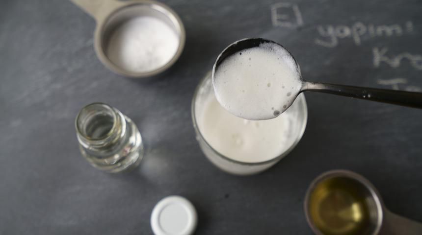 Sadece 3 malzemeyle banyonuz i&ccedil;in ev yapımı temizleyici yapın! 