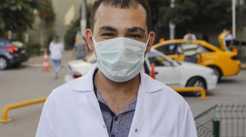 Koronavir&uuml;s&uuml; iki kez yenen doktordan dikkat &ccedil;eken uyarı