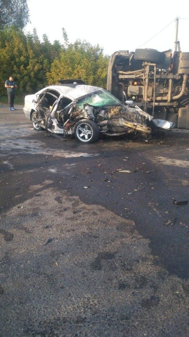 Rusya’da hızla giden araç çöp kamyonuna çarptı: 2 yaralı