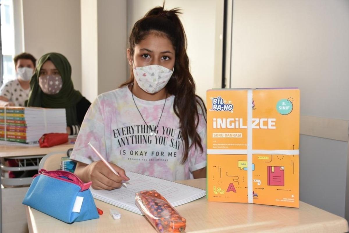 ŞEGEM&rsquo;li &ouml;ğrenciler kaynak kitaplarını aldı