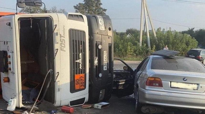 Rusya&rsquo;da hızla giden ara&ccedil; &ccedil;&ouml;p kamyonuna &ccedil;arptı: 2 yaralı