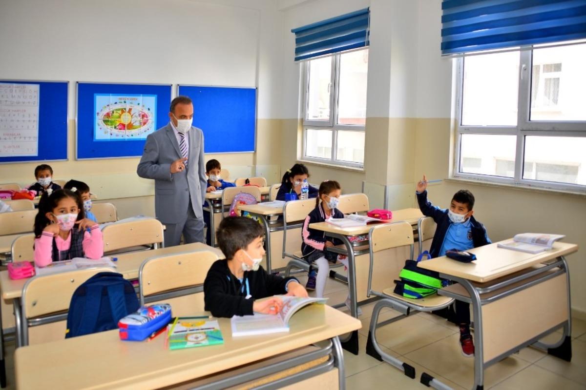 Vali &Ouml;ner, İlk&ouml;ğretim Haftası etkinliklerine katıldı