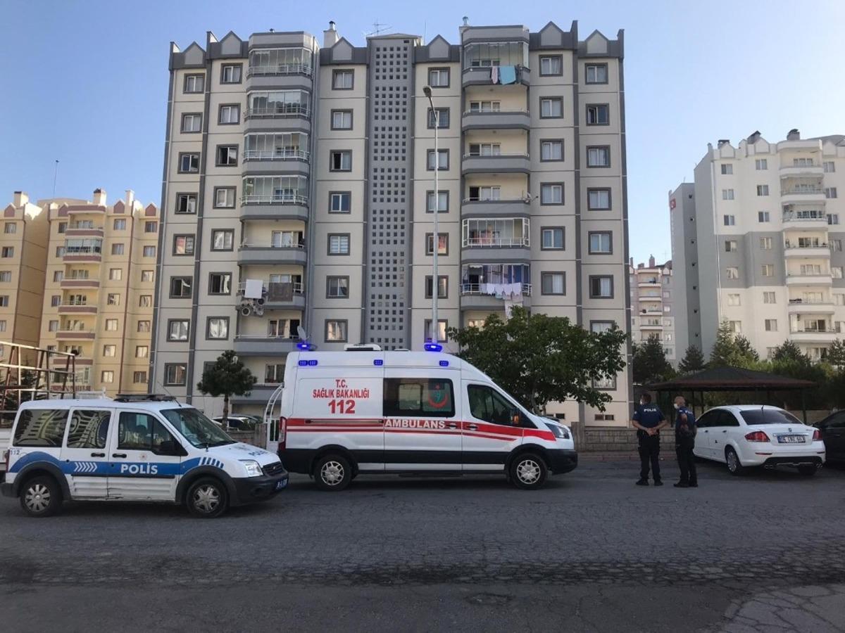 Gen&ccedil; şahıs aparman boşluğunda kendini asarak intihar etti