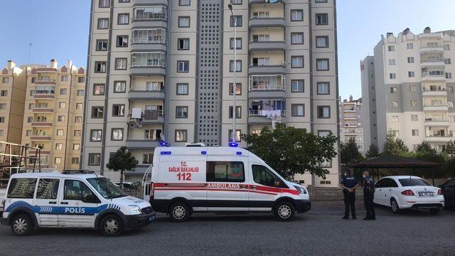 Genç şahıs aparman boşluğunda kendini asarak intihar etti