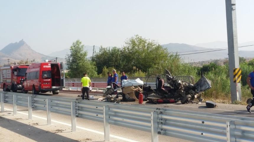 Hurdaya d&ouml;nen aracın s&uuml;r&uuml;c&uuml;s&uuml; yaralandı