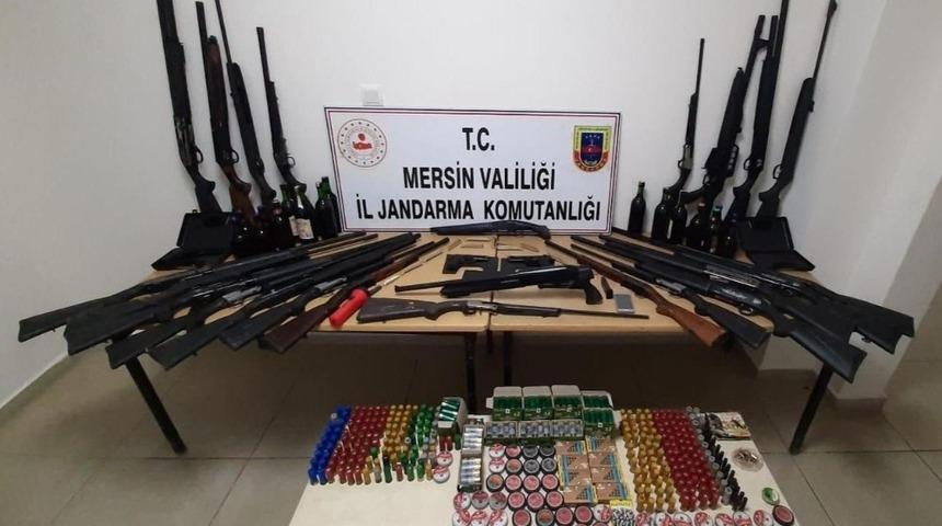 Mersin&rsquo;de 39 adet av t&uuml;feği ile 9 adet kuru sıkı tabanca ele ge&ccedil;irildi