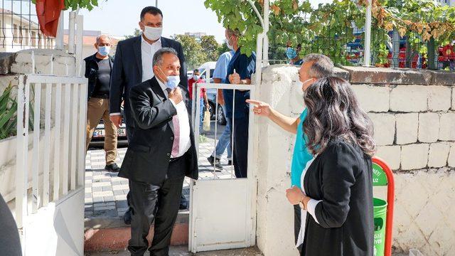 Başkan Yalçın’dan işitme engellilere özel şeffaf maske