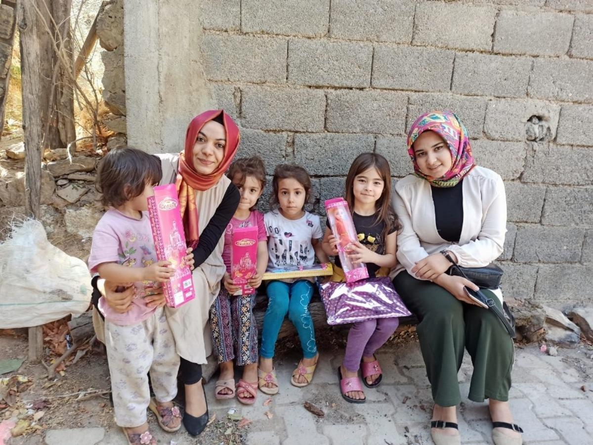 K&ouml;y &ccedil;ocuklarına kırtasiye ve oyuncak yardımı