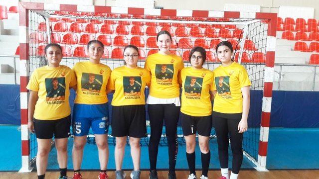 Genç hentbolcu mezun olduğu okulda unutulmadı