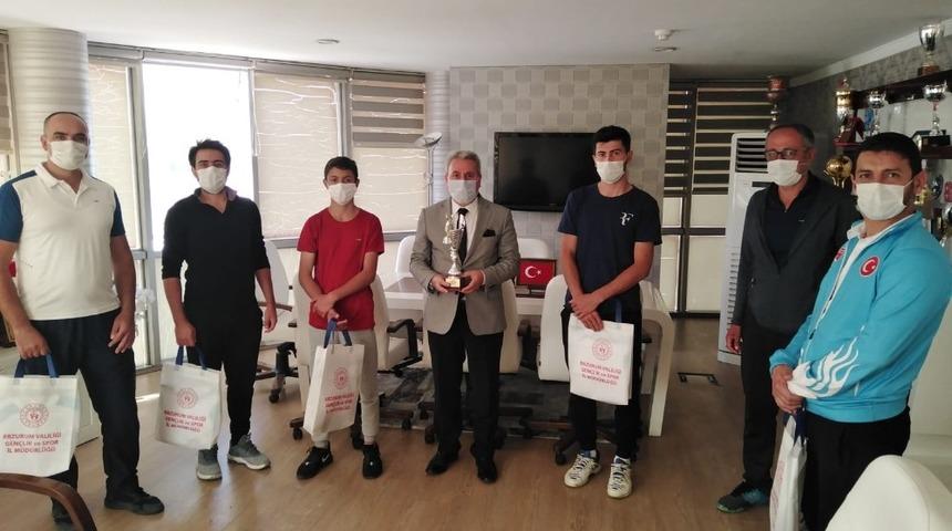 Taşkesenligil tenis&ccedil;ilerin zaferini kutladı