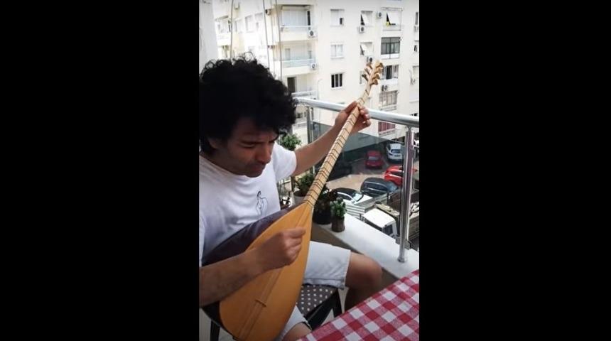 Evinin karşısında &ccedil;alışan iş&ccedil;ilere konser verdi