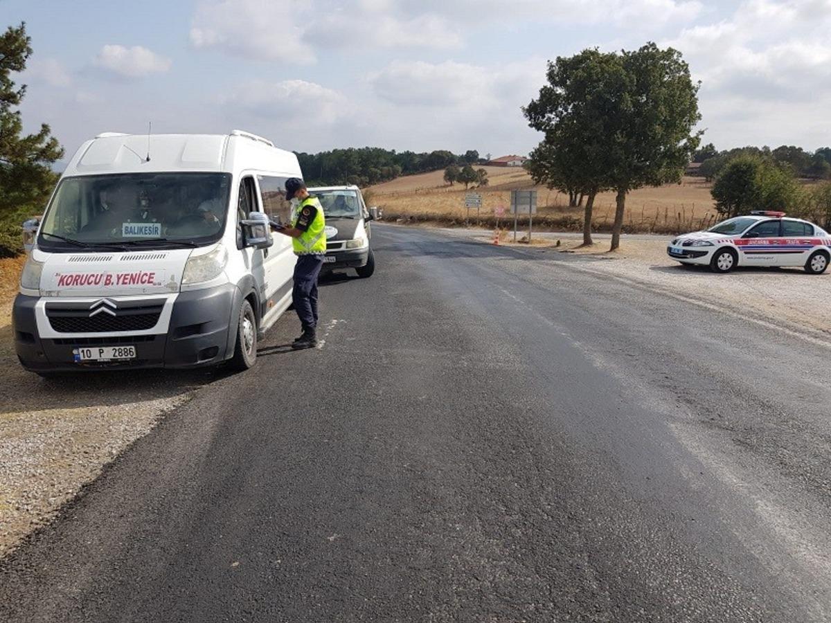 Balıkesir&rsquo;de jandarma s&uuml;r&uuml;c&uuml;lere ceza yağdırdı