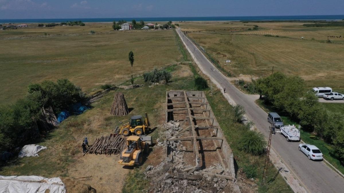 İpekyolu&rsquo;nda ahır ve metruk yapıların yıkımı s&uuml;r&uuml;yor