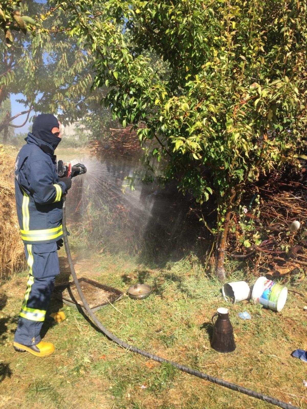 Kışın yakılmak &uuml;zere istiflenen odunlar yandı