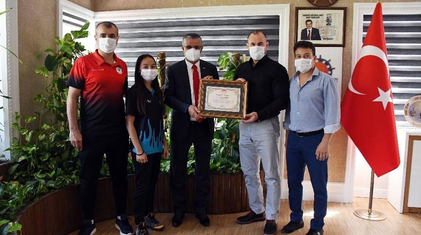 D&uuml;nya Şampiyonu  &Ouml;zdemir&rsquo;den Başkan Topaloğlu&rsquo;na destek teşekk&uuml;r&uuml;