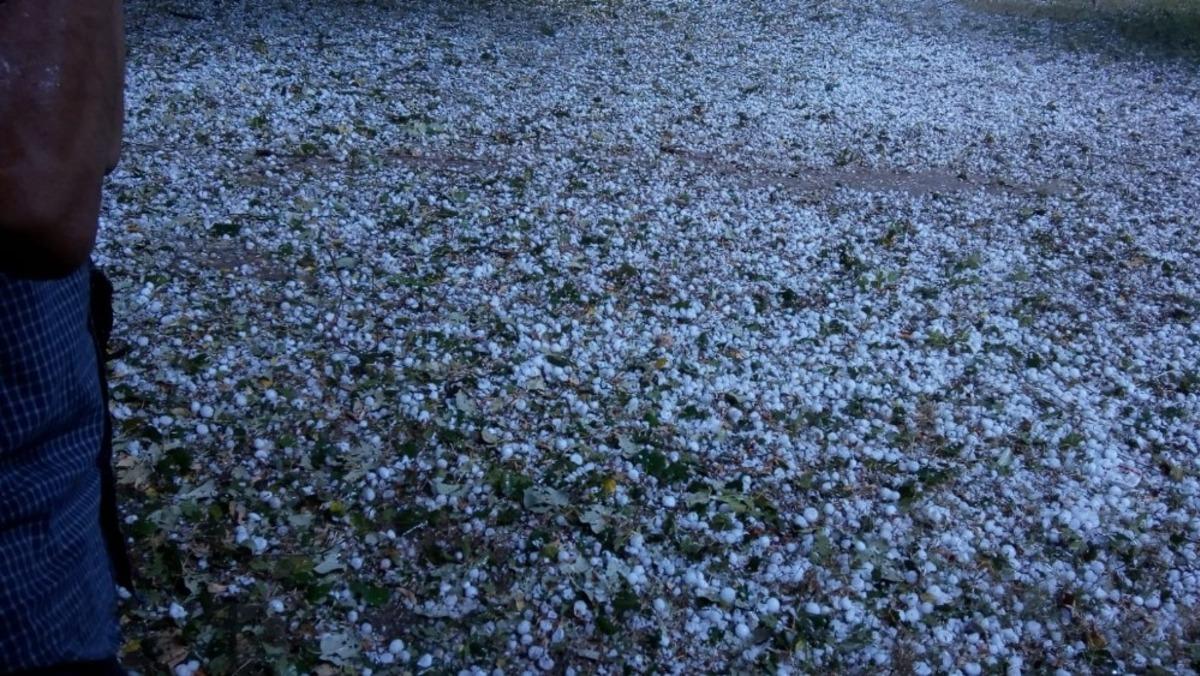 Dolu ara&ccedil; camlarını tuzla buz etti