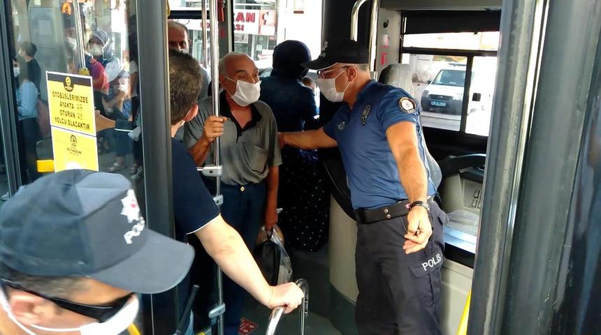 Yasaklı saatte otob&uuml;se binen 65 yaş &uuml;zeri kişiyi polis indirdi