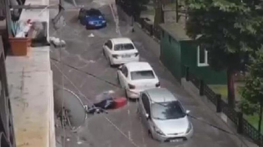 Bayrampaşa'da sel sularına kapılan motosiklet b&ouml;yle s&uuml;r&uuml;klendi