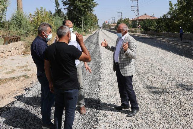 Yahyalı’da kırsal mahallelerin yolları yapılıyor