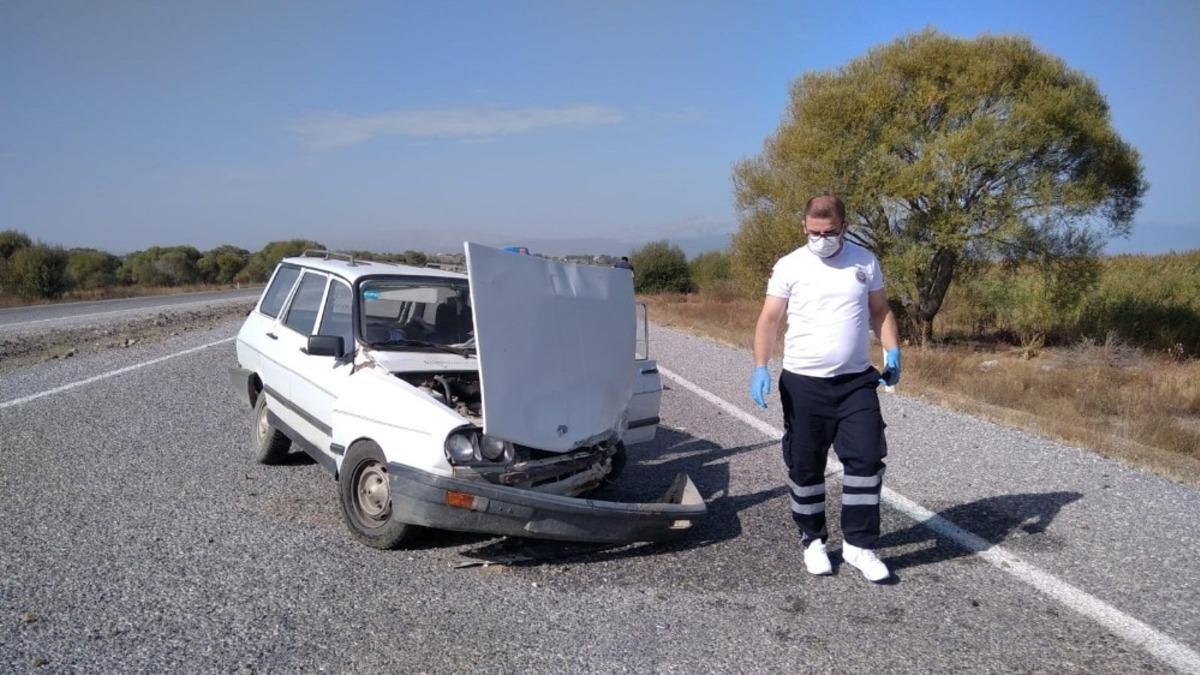 Otomobil kargo aracıyla &ccedil;arpıştı