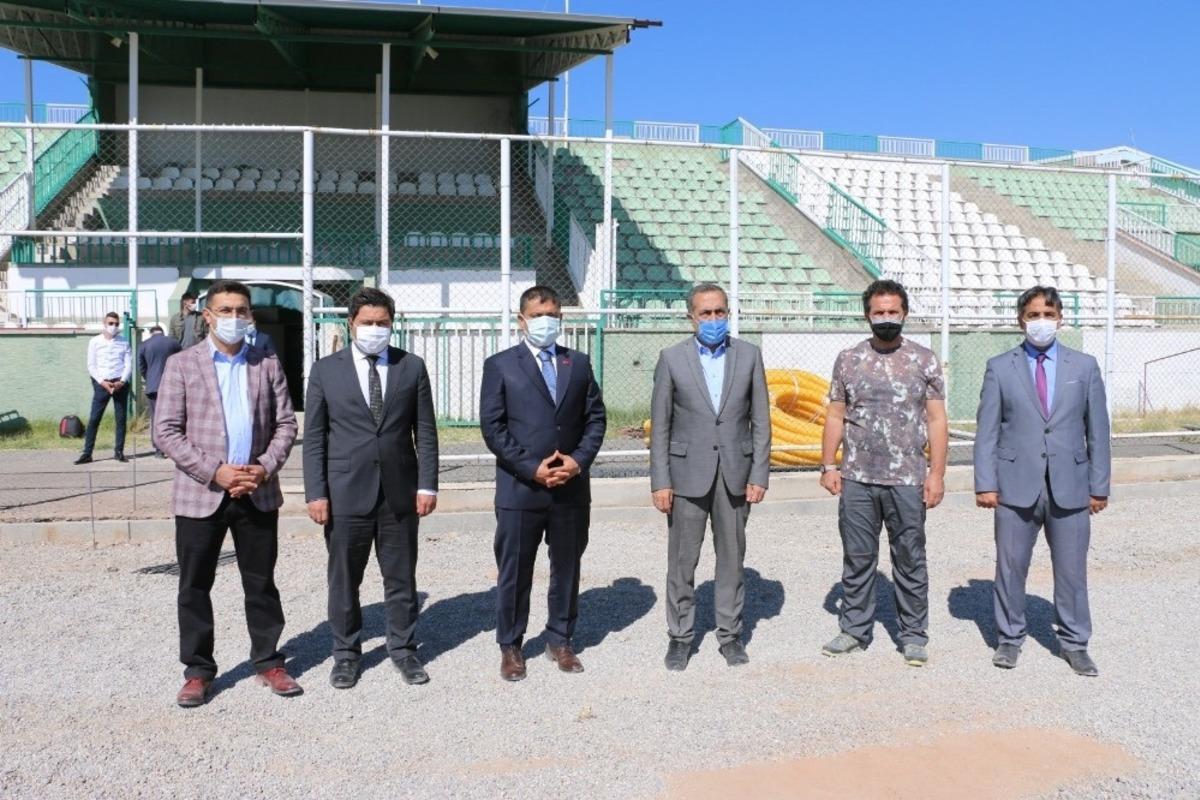 Erciş Şehir Stadyumunun &ccedil;imleri yenileniyor